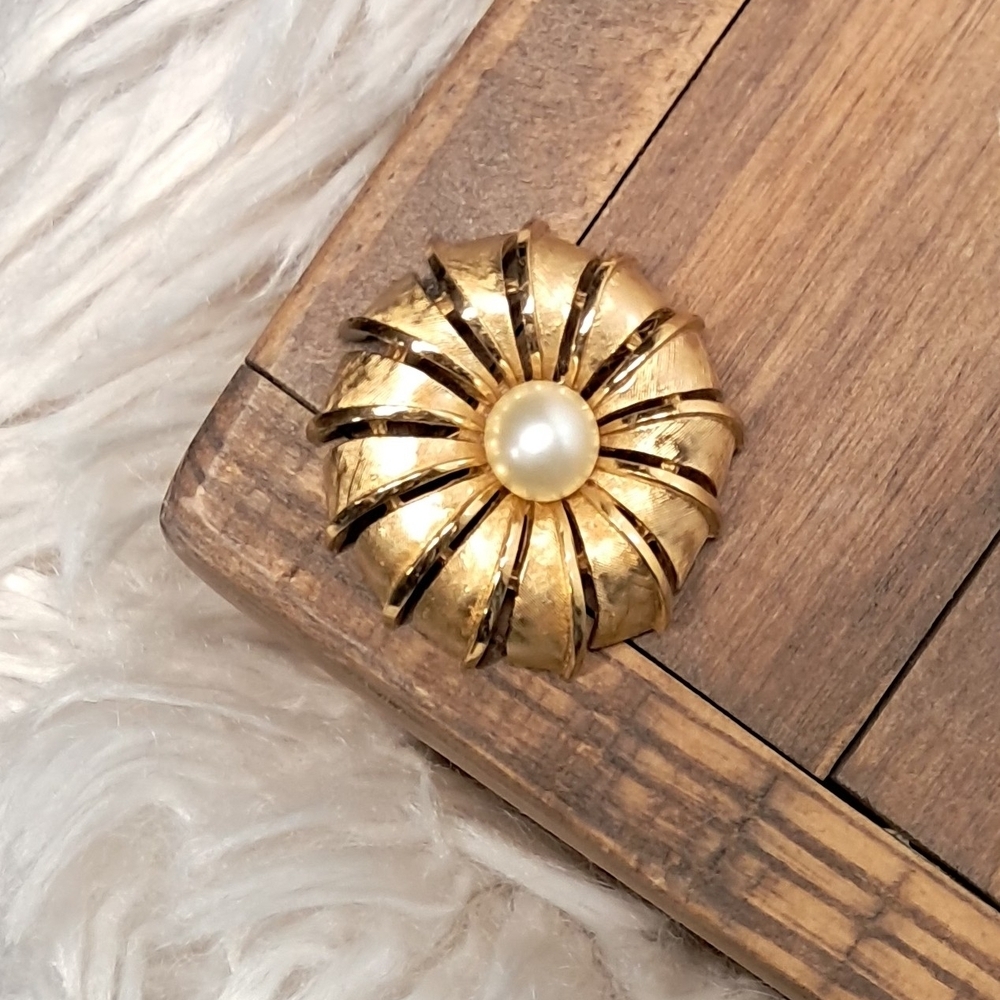 Elegant Gold and Pearl Costume Brooch